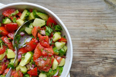 lezzetli vejetaryen salata domates ve salatalık ile