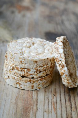 pirinç kekleri ahşap masa üzerinde yuvarlak