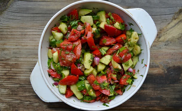 Смачний вегетаріанський салат з помідорами та огірком — стокове фото