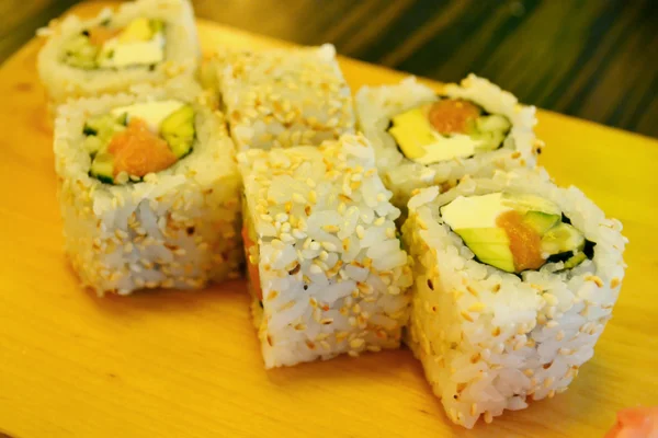 Vynikající rohlíky a sushi s cucmber, losos a philadelphia — Stock fotografie