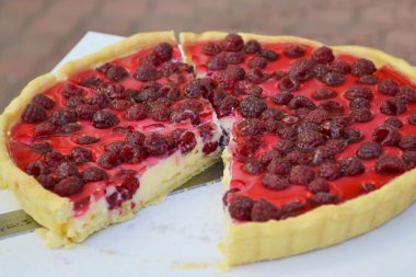 lezzetli ve parlak yuvarlak frambuazlı pasta