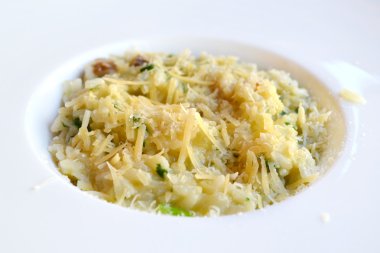 İtalyan yemeği risotto beyaz mantar beyaz bir plaka ile