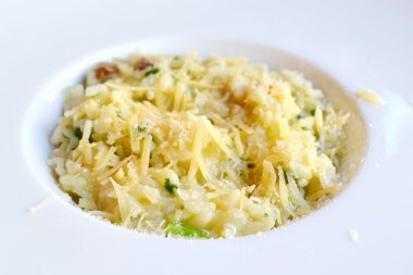 İtalyan yemeği risotto beyaz mantar beyaz bir plaka ile