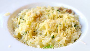 İtalyan yemeği risotto beyaz mantar beyaz bir plaka ile