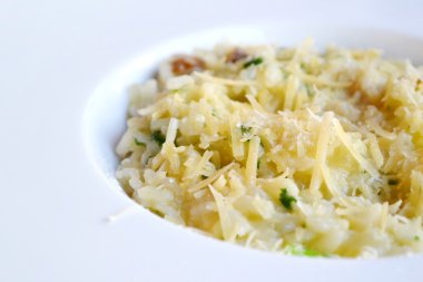 İtalyan yemeği risotto beyaz mantar beyaz bir plaka ile