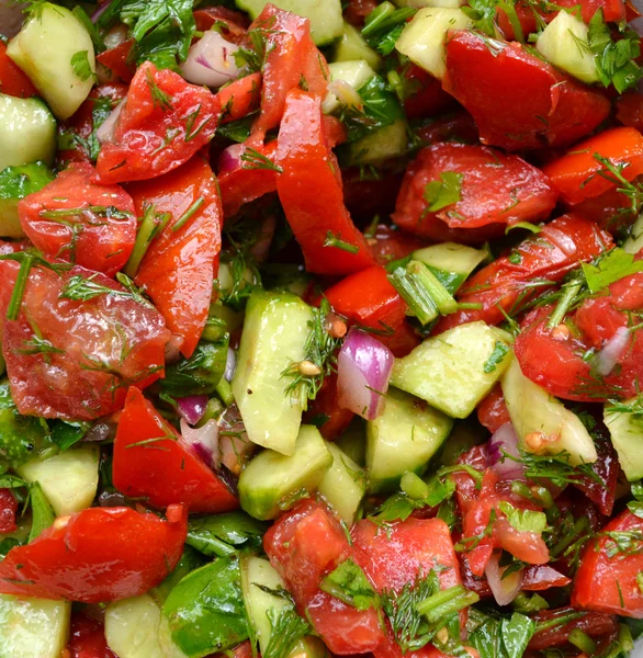 Salade végétarienne savoureuse aux tomates et au concombre — Photo