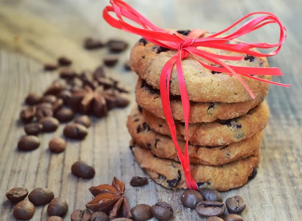 빨간 리본 및 커피 콩으로 맛 있는 초콜릿 쿠키 — 스톡 사진