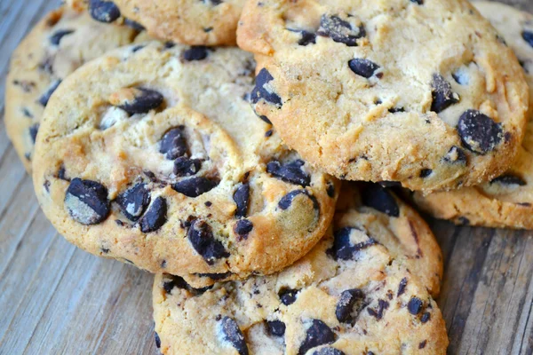 Sabrosas galletas de chocolate sobre mesa de madera —  Fotos de Stock