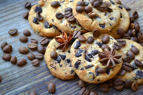 Biscuits au chocolat savoureux avec grains de café et étoiles d'anis — Photo