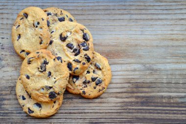Tahta masada lezzetli çikolatalı kurabiyeler.
