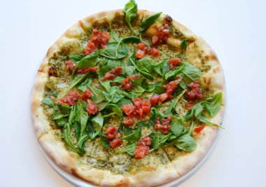 Büyük vejetaryen pizza domates ve fesleğen ile yuvarlak