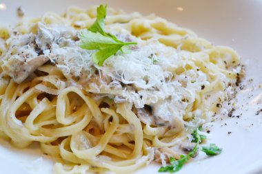 Büyük tabak makarna makarna mantar ve enginar ile