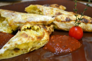 Peynir, kabak çekirdeği ve domates chutney ile pişmiş Pide