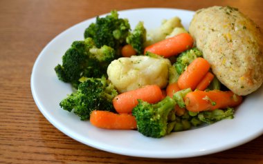 Brokoli, havuç, karnabahar ve buğulanmış fishcake sağlıklı yemek
