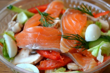Sağlıklı salata somon ve Bıldırcın yumurta