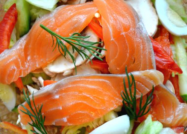Sağlıklı salata somon ve Bıldırcın yumurta