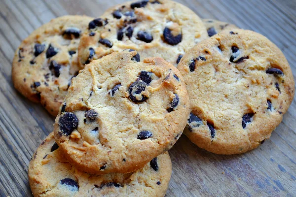 Biscoitos de chocolate saborosos na mesa de madeira — Fotografia de Stock