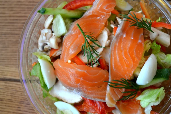 Здоровий салат з лососем і перепелиними яйцями — стокове фото