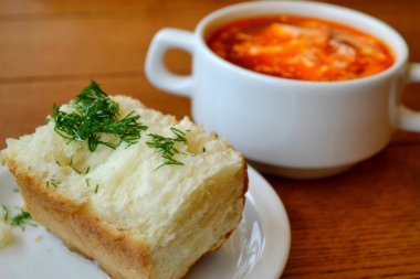 Ulusal Ukrayna çorba borsch ile geleneksel ekmek pampushki sarımsak ile