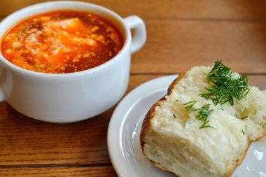 Ulusal Ukrayna çorba borsch ile geleneksel ekmek pampushki sarımsak ile