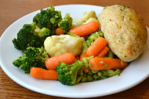 Healthy meal with broccoli, carrot, cauliflower and steamed fishcake — Stock Photo, Image