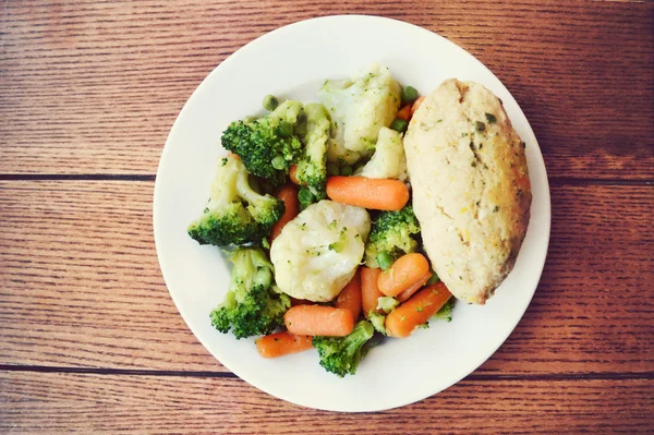 Brokoli, havuç, karnabahar ve buğulanmış fishcake sağlıklı yemek — Stok fotoğraf