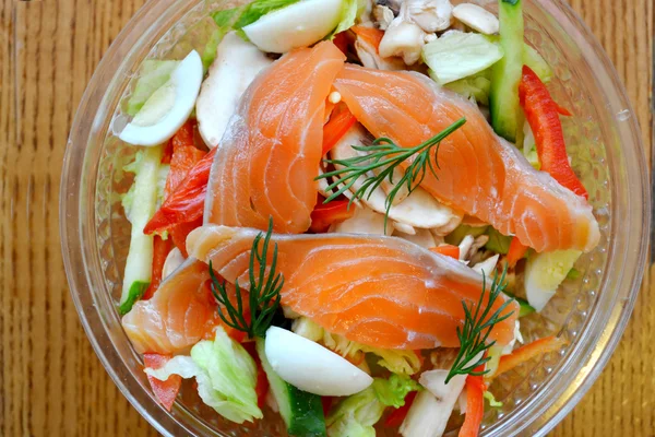 Здоровий салат з лососем і перепелиними яйцями — стокове фото