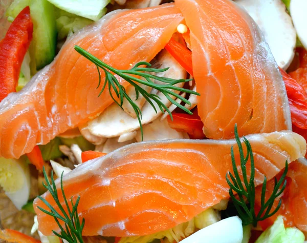 Gezonde salade met zalm en kwartel eieren Rechtenvrije Stockfoto's