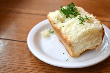 Geleneksel ekmek pampushki maydanoz ve sarımsak ile