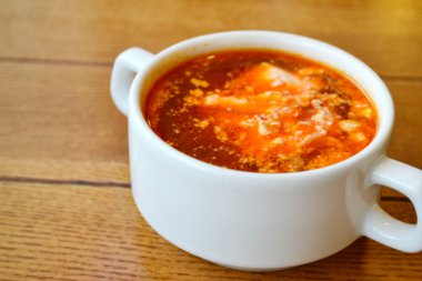 Ulusal Ukrayna çorba borsch ekşi krema ile