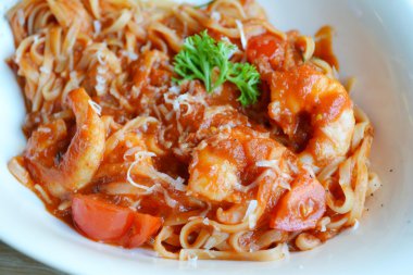 Lezzetli domates makarna spagetti karides ve diğer deniz ürünleri ile