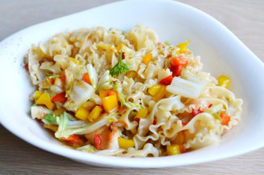 tavuklu ve sebzeli makarna