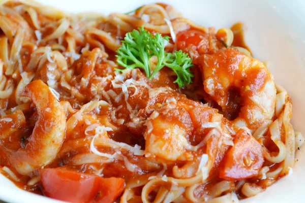 Deliciosos espaguetis de pasta de tomate con camarones y otros mariscos —  Fotos de Stock