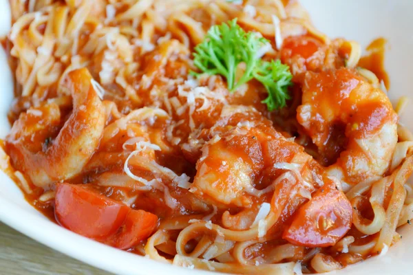 Deliciosos espaguetis de pasta de tomate con camarones y otros mariscos — Foto de Stock