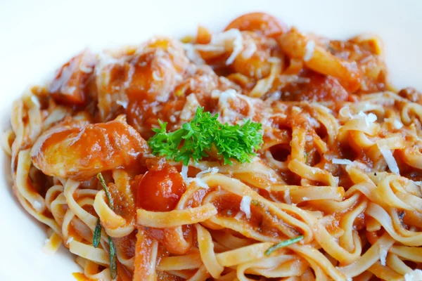 Délicieux spaghettis de pâtes tomate aux crevettes et autres fruits de mer — Photo
