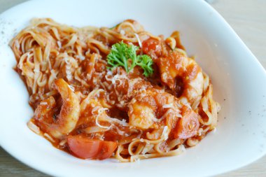 Lezzetli domates makarna spagetti karides ve diğer deniz ürünleri ile