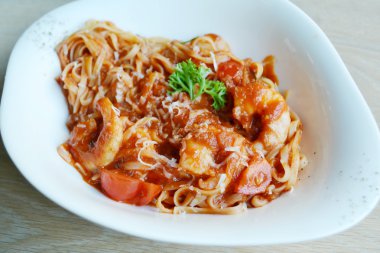 Lezzetli domates makarna spagetti karides ve diğer deniz ürünleri ile