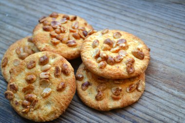 Ahşap masa üzerinde kavrulmuş yer fıstığı ile lezzetli bisküviler