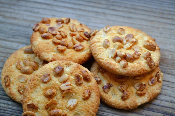 Biscuits savoureux aux cacahuètes confites sur table en bois — Photo