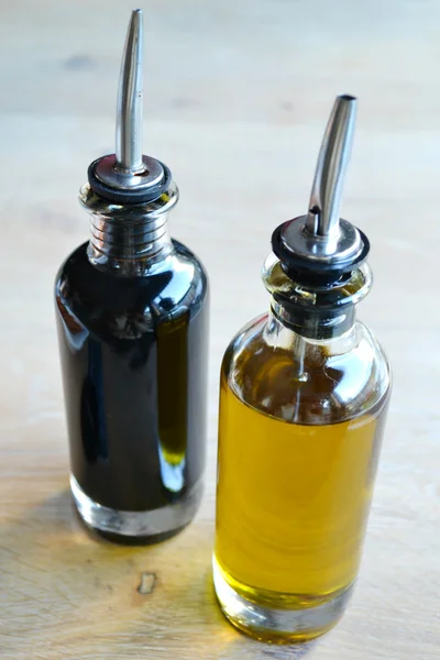 Пляшки оливкової олії та бальзамічного оцту на кухні — стокове фото