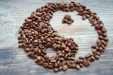 Kahve çekirdekleri yapılan yin yang sembolü