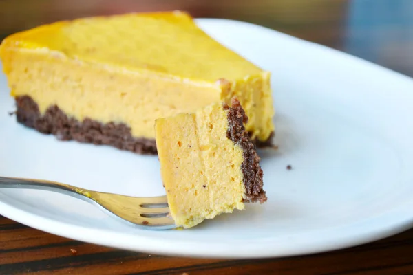 Slice of orange pumpkin pie — Stock Photo, Image