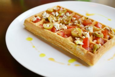Domates, peynir ve zeytin ile Belçika waffle
