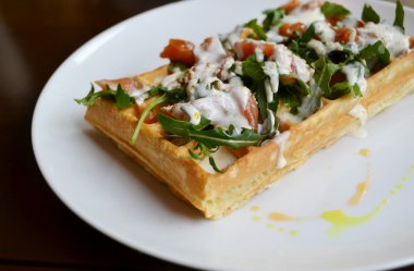 Roka, krema sos ve somon ile Belçika waffle