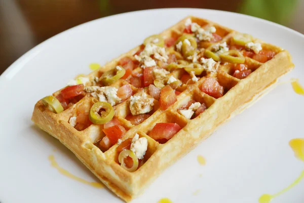 Belgische wafel met tomaten, kaas en olijven — Stockfoto