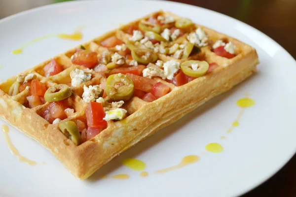 Gaufre belge aux tomates, fromage et olives — Photo