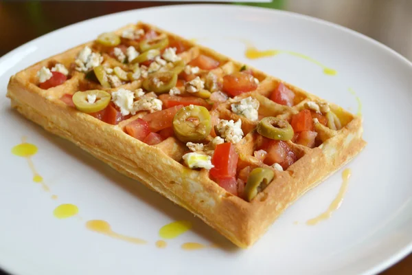 Gaufre belge aux tomates, fromage et olives — Photo