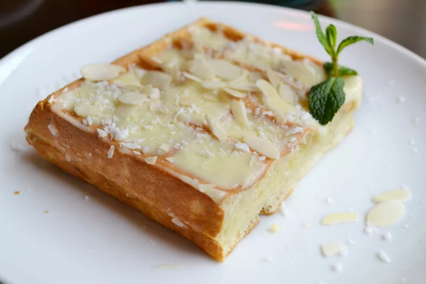 Belgische wafel met room, kokos en munt — Stockfoto