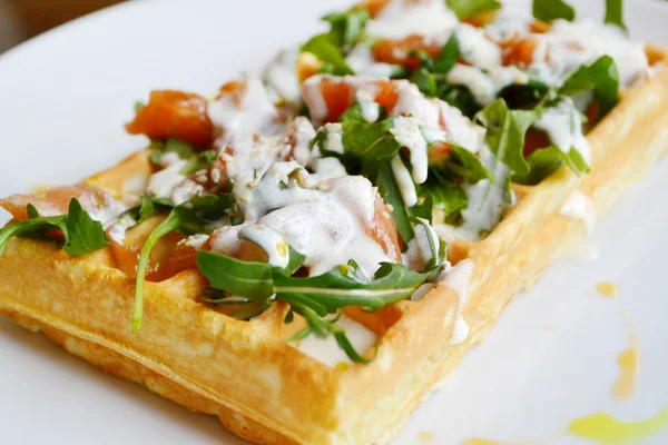 Belgische Waffel mit Rucola, Sahnesoße und Lachs — Stockfoto