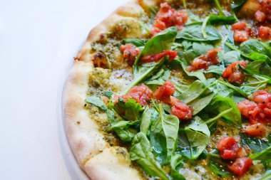 Büyük vejetaryen pizza domates ve fesleğen ile yuvarlak